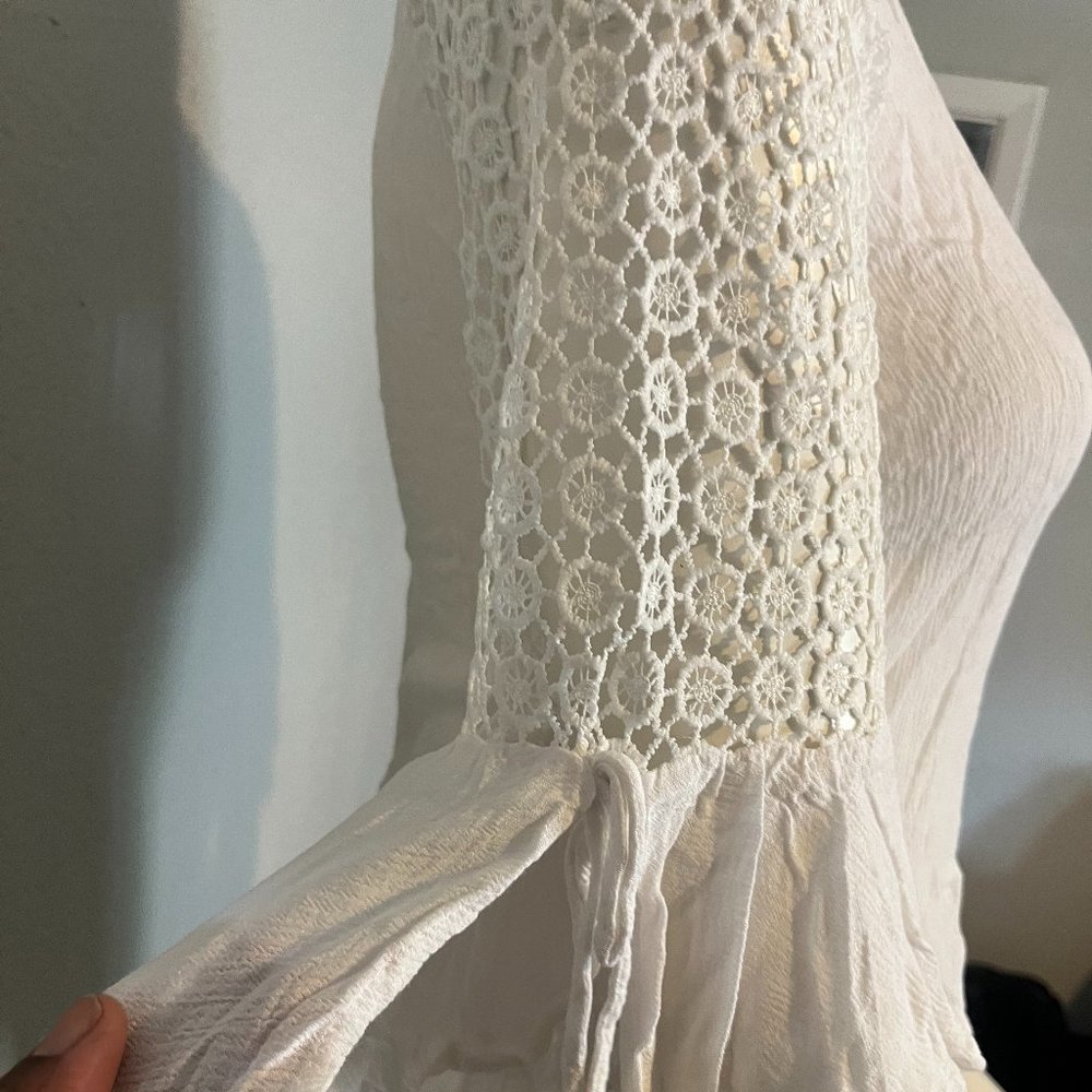 WHITE BLOUSE   SZ MEDIUM